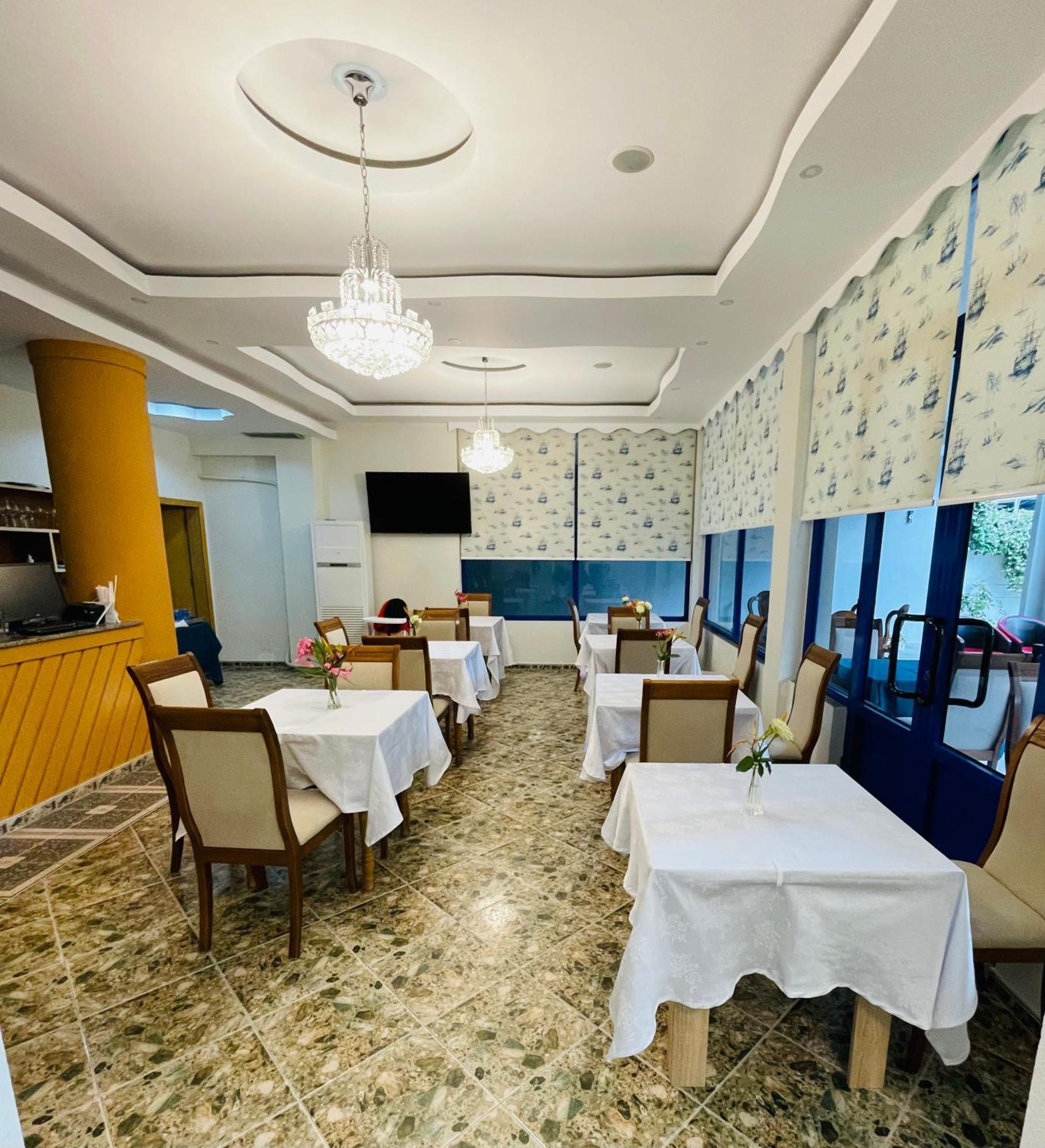 Blue Balcony Hotel Голем Екстериор снимка