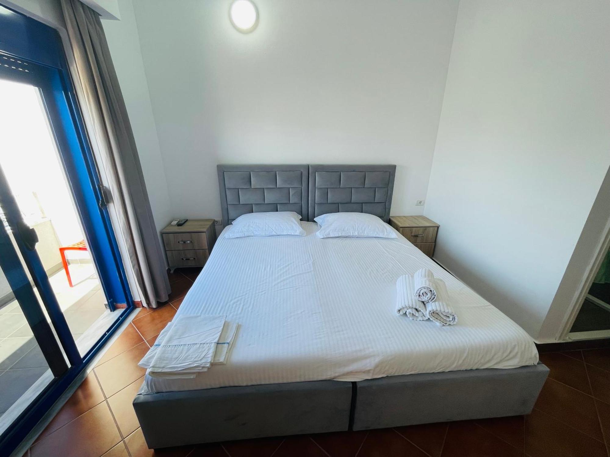 Blue Balcony Hotel Голем Екстериор снимка